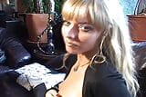 Super hete en geile Duitse blondine masturbeert voor een neukpartij snapshot 6