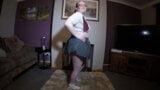 Striptease der Ehefrau in Schuluniform snapshot 3