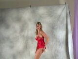 Vestido vermelho - provocação de dança de peitos naturais snapshot 1