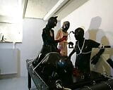 बीडीएसएम कट्टर - लाटेकस में गृहिणियां अपने पति को गुलाम बनाती हैं snapshot 11