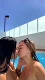 beso en la piscina snapshot 2