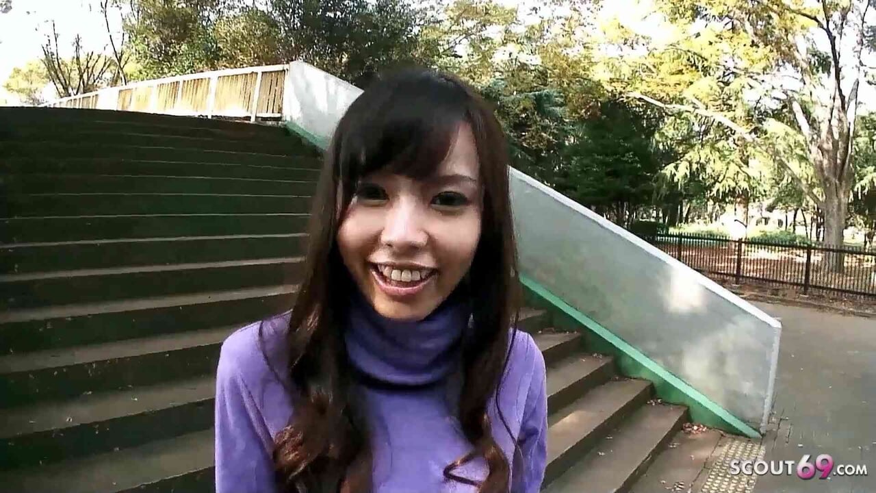 Zartes Japanisches Girl von altem Fremden zum Schwanz lutschen im Auto überredet