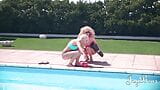 Une superbe prof de yoga blonde séduit une jeune étudiante dans une séance de sexe lesbien snapshot 2