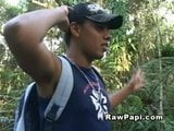 ラテン人のパピが森の中でペニスをしごき始める snapshot 1
