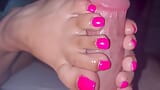 Des latinas barbie aux orteils roses font un footjob sexy snapshot 9