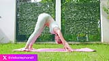 Yoga ngoài trời gợi cảm của Stella Cardo snapshot 16
