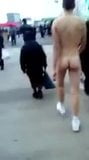 Chico desnudo en la calle snapshot 7