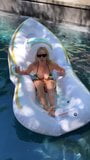 Chelsea Handler im Bikini im Pool snapshot 8