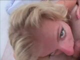 Stoute blonde slet speelt met haar poesje en geeft een geweldige pijpbeurt snapshot 13