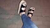 Crossdressing - platform sandalen met magere spijkerbroek snapshot 15