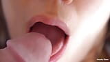 Super primer plano semen en la boca, sus labios sensuales y lengua lo hacen correrse snapshot 4