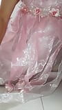 Crossdresser Asia muncrat memakai gaun pesta satin organza yang imut dan indah snapshot 4