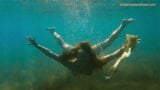 Ragazza calda nuota nel mare come una sirena snapshot 8