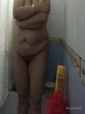 Bangladeshi tetona silvi chachi buscando sexy en la ducha snapshot 9