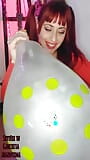 Shyyfxx schöne rothaarige spielt mit verschiedenen Ballons! snapshot 4