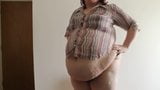 La ragazza obesa prova i vestiti stretti snapshot 15