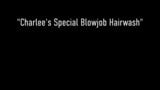 Nasse MILF Charlee Chase lutscht einen Schwanz, während sie ihre Haare wäscht! snapshot 1
