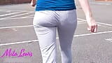 Punto di vista ragazza sexy che cammina in leggings snapshot 9