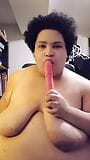 Topless che soffia il mio dildo rosa e geme snapshot 3