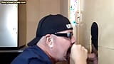 Gloryhole atM DILF nimmt und lutscht schwanz in selbstgedrehtem video snapshot 4