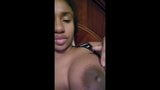 Siyah kız büyük göğüsleri okşuyor ve youtube&#39;da süt pompalıyor snapshot 4