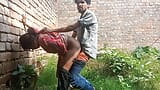 Indische hete vriendin wordt buitenshuis geneukt door haar vriend, hard-core Desi seksvideo snapshot 9