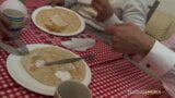 Mooie meiden die grote pikken delen na het eten van pannenkoeken snapshot 2