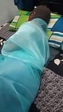 喀拉拉邦阿姨在床上用透明的纱丽服抚摸仆人 snapshot 1