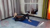 Regina Noir. Una mujer con traje de leopardo y polainas de látex está haciendo yoga en el gimnasio. Yoga en leotardos sexy. snapshot 8