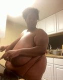 Negra culona con tetas caídas cocinando desnuda snapshot 9