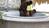 Подругу с большой задницей трахает большой большой черный член в джакузи на улице - пара в любительском видео - nysdel snapshot 20