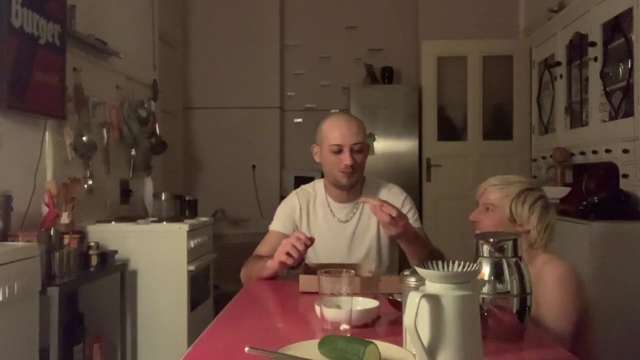 Сіссі завжди жадає сирого члена