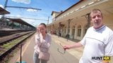 Hunt4k. l&#39;uomo guarda come sua ragazza succhia il cazzo di sconosciuti per snapshot 2