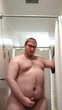 Un mec jouit dans la douche de la salle de sport snapshot 5