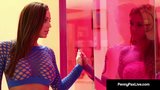 Penny Pax & Abigail Mac kussen, zuigen en likken wat poesje en kont! snapshot 2