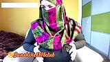 Moslim Arabische bbw milf cam meisje in hijab naakt opstappen 02.14 - Arabische grote tieten op webcam snapshot 16