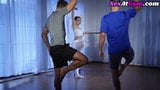 Fitnessstudio-Tanzlehrerin reitet Schwanz im Sport-Dreier snapshot 1