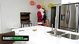 La matrigna dai seni enormi e la sua bella figliastra vengono sbattuta da un babbo natale cattivo - teamSkeet snapshot 6