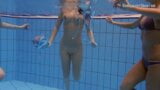 Des filles nues amusantes deviennent coquines dans la piscine snapshot 3