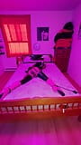 Sissy mucama en Armbinder y tobillo esposado a la cama en castidad snapshot 16