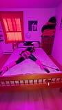 Sissy meid in armbinder en enkel geboeid naar bed in kuisheid snapshot 16