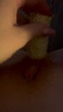 Dedo en mi húmedo coño lubricado mientras me follo con una mazorca de maíz snapshot 9