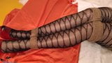 ผู้หญิงในชุดแดงเต้นและฝึก shibari snapshot 7