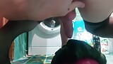 Selbst schwanzlutschen, allein mit dickem buttplug snapshot 16