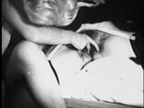 Vintage - vovó lesbo por volta de 1950 snapshot 6