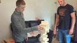 Hetero jongens spelen mep Jenga snapshot 1