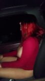 Une fille danse dans une voiture en montrant ses seins snapshot 5