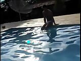 Trans mora con tette piccole e uno stallone stanno sbattendo in piscina snapshot 1