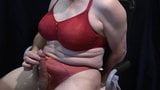 Crossdress corrida - sujetador rojo y bragas snapshot 3