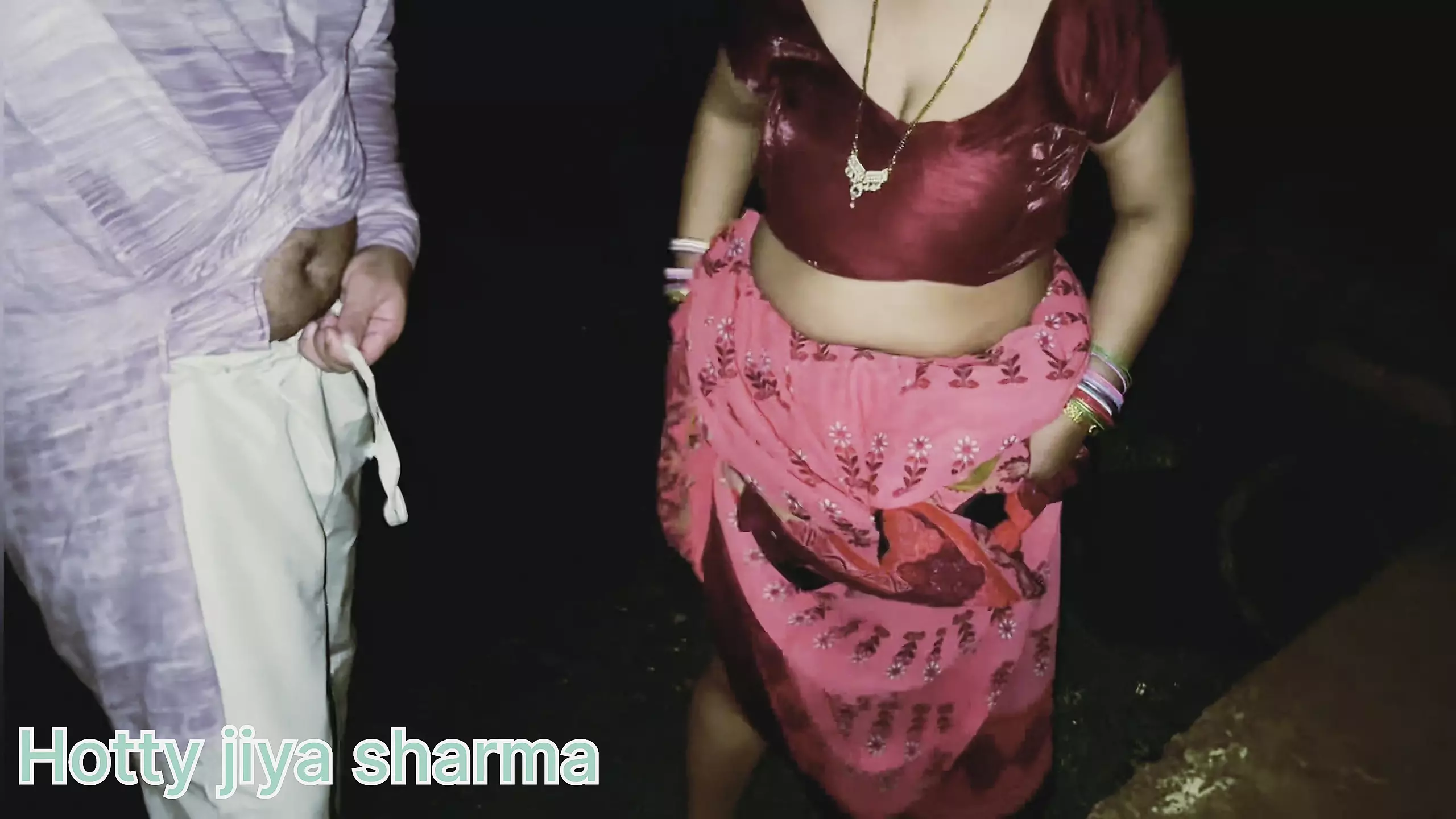 Bahu Rani ratt ko barish m tubweel par naha rahi thi piche se Boodhe Sasur ne Bahu Rani ko jabrdasti chod diya